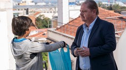 Silva (Jürgen Tarrach) lernt den Straßenjungen Figo (Martim Oliveira) kennen.