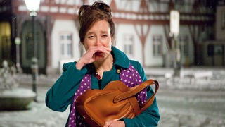 Nanu? Warum stolpert die frisch verliebte Frau Latzel (Caroline Ebner) in Tränen aufgelöst über den Marktplatz?