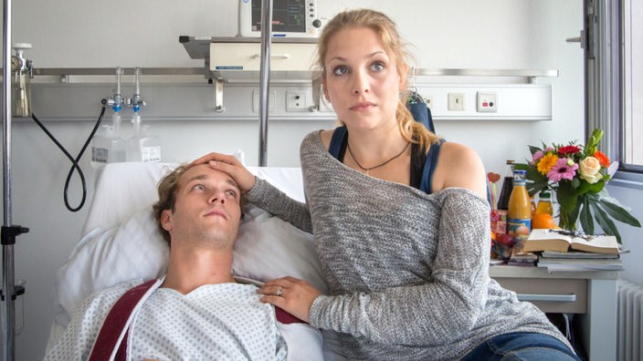 Auf den Treuetester Florian Berger (Max Woelky, l.) wurde geschossen, seine Freundin Catharina Kramps (Sina Martens, r.) wacht an seinem Krankenbett.