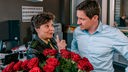 Inge Aschenbrenner (Monika Baumgartner) mit Rosen von Carlo. Thomas Aschenbrenner geht Carlo "auf die Nerven".