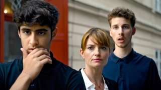 Dominique Kuster (Ina Paule Klink), Stefan (Joel Luttenberger, r.) und Hassan (Julius Gabriel Göze, l.)