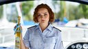 Julia Demmler (Wendy Güntensperger) hat an Bord von Vollmers Yacht eine Flasche "Konstanzer Kwitte" gefunden.