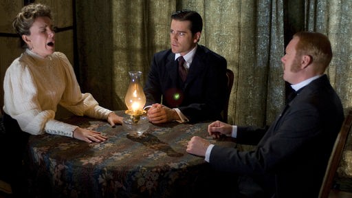 Pensall (Maria del Mar), Detective Murdoch (Yannick Bisson, M.) und Inspector Brackenreid (Thomas Craig, r.) führen ein übersinnliches Ritual durch.