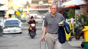 Um das Erbe seines Vaters anzutreten, reist Holger (Ulrich Tukur) nach Thailand.