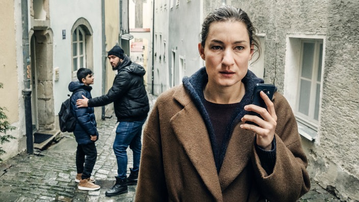 Frederike (Marie Leuenberger) erschreckt sich bei einem Telefonat mit Mia vor zwei Arabern.