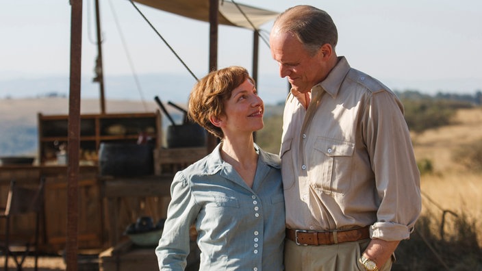 Während einer gemeinsamen Afrikareise kommen Bernhard Grzimek (Ulrich Tukur) und Erika (Katharina Schüttler) sich näher.