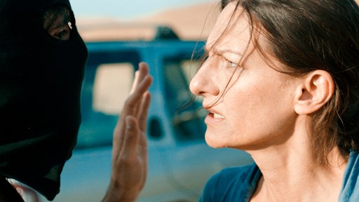 Martina (Catrin Striebeck) wird von maskierten Milizionären im kurdischen Nordirak entführt.