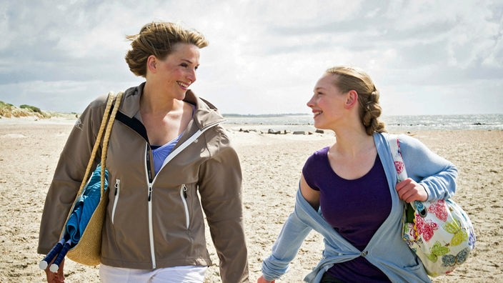Katharina (Tanja Wedhorn) und ihre Tochter Nele (Lotte Flack) genießen die Zeit am Nordseestrand.