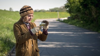 Frau Irmler (Rosa Enskat) kann ihr Glück kaum fassen.