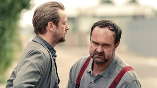 Köhler (Matthias Matschke) geht mit Guido (Tom Keune) vor die Tür, dieser ist außer sich vor Wut. 