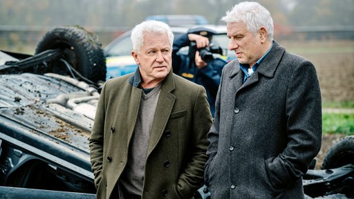 Von links: Die Kriminalhauptkommissare Ivo Batic (Miroslav Nemec) und Franz Leitmayr (Udo Wachtveitl) glauben nicht, dass es sich um einen einfachen Autounfall handelt.