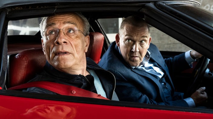 Kommissare Max Ballauf (Klaus J. Behrendt, links) und Freddy Schenk (Dietmar Bär) - in einem roten Sportwagen.