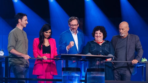 Eckart von Hirschhausen, Collien Ulmen-Fernandes und Heiner Lauterbach schauen bei einem Spiel zu, das Felix Neureuther und Meltem Kaptan machen.