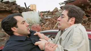 Ahmet (Hasa Ali Mete, rechts) bittet Sinan (Yüksel Yolcu) nachdrücklich besonders gut auf sein neues Auto und den Kofferraum-Inhalt aufzupassen.