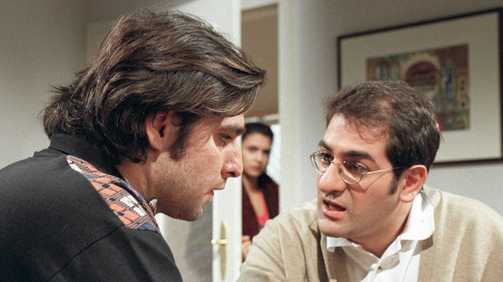 Ahmet (Hasan Ali Mete, rechts) führt ein Gespräch mit seinem Bruder Murrat (Erkan Gündüz) unter Männern. Schwester Canan (Ceren Dal) will mitreden.