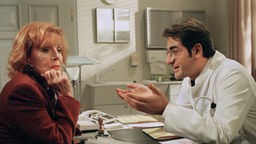 Ahmet redet mit Isolde in der Arztpraxis