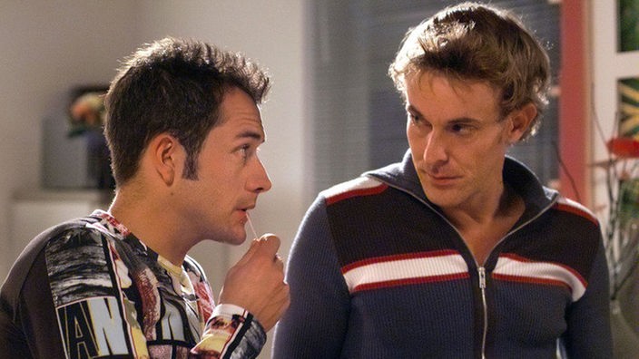 Alex (Joris Gratwohl, links) erkundigt sich bei Lotti (Gunnar Solka), wo man günstig an Kokain kommt.