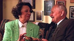 Als Verehrer alter Schule geht Franz Wittich (Martin Rickelt) Tante Betty gar nicht auf den Keks. Im Gegenteil!