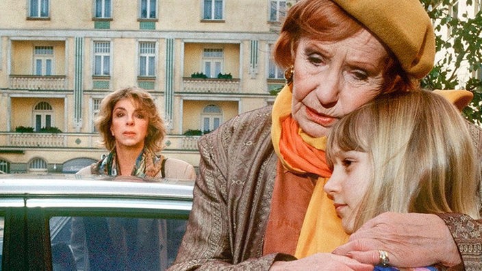 Amélie (Anna Teluren, links) fällt der Abschied von Lisa (Sontje Peplow), die zurück ins Kinderheim muss, sehr schwer (im Hintergrund Ute Mora).