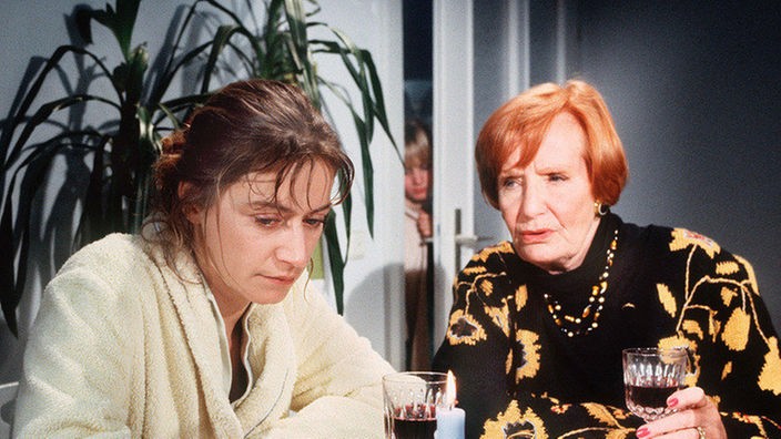 Amélie (Anna Teluren, rechts) erfährt eine erschütternde Wahrheit von Dagmar Hoffmeister (Tatjana Blacher).
