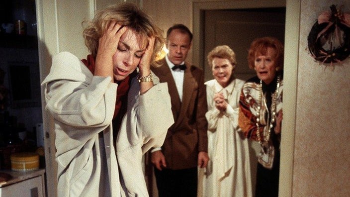 Amélie (Anna Teluren, rechts), Lydia (Ursula Ludwig, 2.v.r.) und Hajo (Knut Hinz) können nur hilflos mit ansehen, wie Berta (Ute Mora) einen Nervenzusammenbruch erleidet.