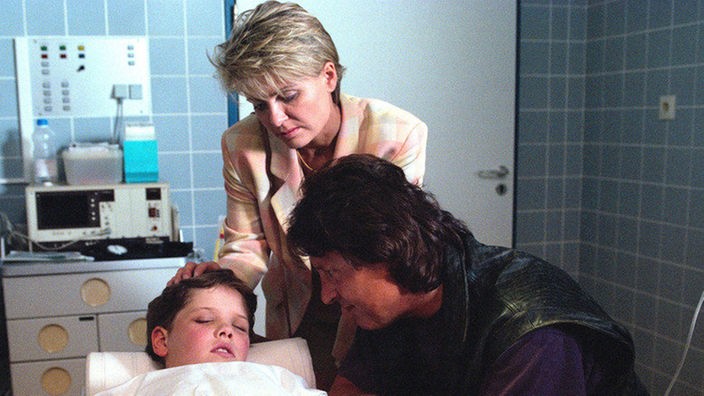 Andy (Jo Bolling, re) und Gabi (Andrea Spatzek) wachen an Max' (Moritz Hein) Krankenbett.