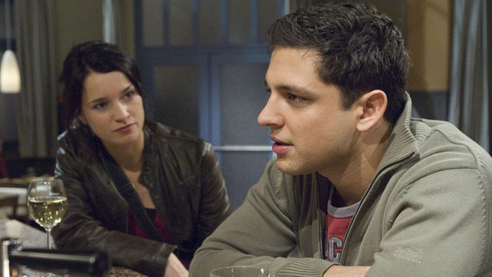 Angelina (Daniela Bette) will ihren Bruder Enzo (Toni Snetberger) überzeugen, nicht freiwillig als Soldat nach Afghanistan zu gehen. Doch der bleibt stur.