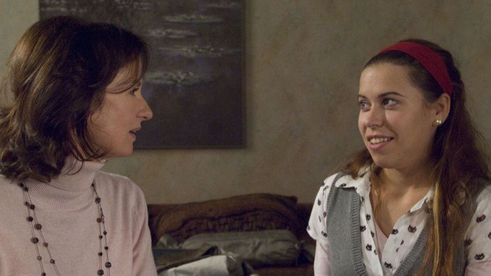 Anna (Irene Fischer, links) ist aus Wilna zurückgekehrt &#8211; und sieht als erfahrene Mutter sofort, dass Sarah (Julia Stark) bis über beide Ohren verliebt ist.