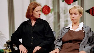 Anna (Irene Fischer, links) und Valerie (Nadine Spruß) tauschen sich über ihre Schwangerschaften aus.