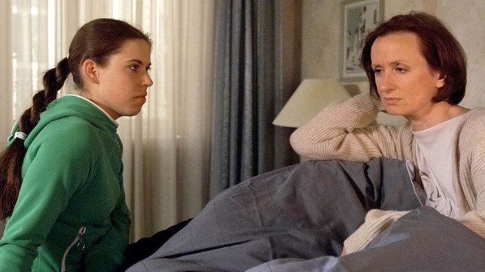 Anna (Irene Fischer, rechts) gesteht Sarah (Julia Stark), dass sie eine Affäre mit ihrem Chef hat.