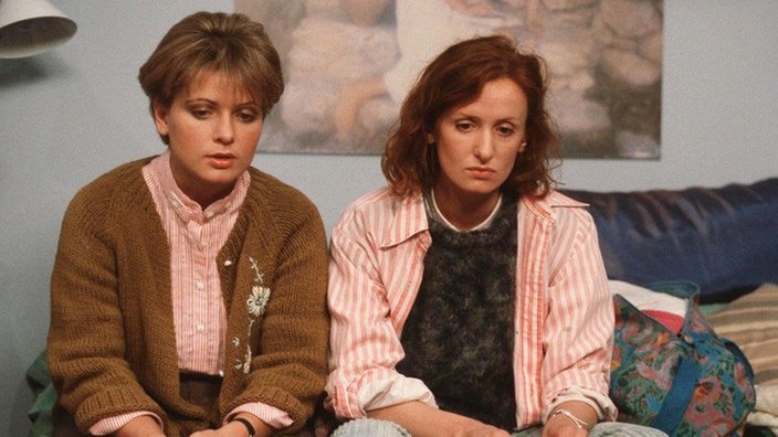 Anna (Irene Fischer, rechts) tut es zunächst leid, dass sie Weihnachten nicht mit ihrem Mann verbringen wollte, da kann auch Gabi (Andrea Spatzek) kaum trösten.