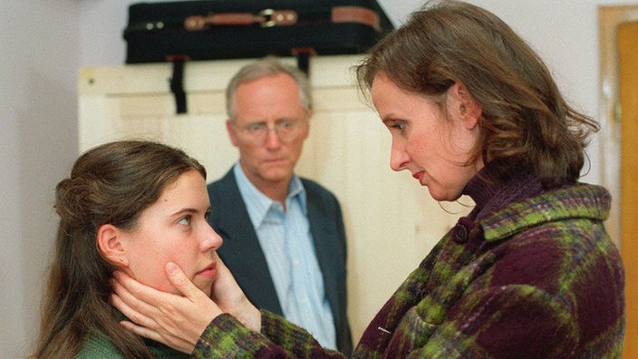 Anna (Irene Fischer) und Hans (Joachim Hermann Luger) verabschieden sich von Sarah (Julia Stark), die heute in der Jugendpsychiatrie eine Therapie beginnt.