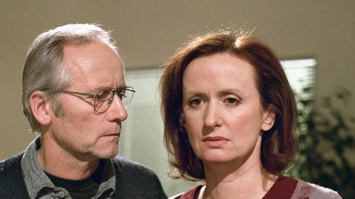 Anna (Irene Fischer) und Hans (Joachim Hermann Luger) sind voller Sorge: Wird die Operation an Martins Herz gut verlaufen?