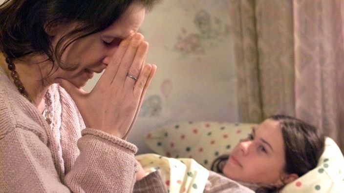 Anna (Irene Fischer) verzweifelt an Sarahs (Julia Stark) starrer Haltung: Obwohl sie offensichtlich ein psychisches Problem hat, verschließt sich das Kind.
