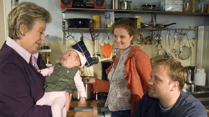 Auch wenn Helga (Marie-Luise Marjan, links) das Zusammenleben von Nastya (Anja Antonowicz) und Klaus (Moritz A. Sachs) nicht gutheißt, so freut sie sich doch über ihr zweites Enkelkind.