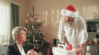 Auf dem Weg zum Weihnachtsmann: Gabi (Andrea Spatzek) näht Penner Harry (Harry Rowohlt) das passende Outfit.