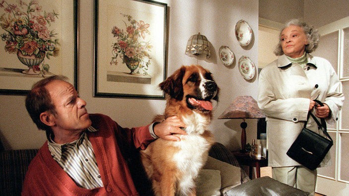 Auf den Hund gekommen: Hajo (Knut Hinz) ist gar nicht begeistert von Hildes (Giselle Vesco) haarigem Mitbringsel.