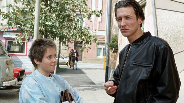 Auf der Straße himmelt Valerie (Nadine Spruß) Robert (Martin Armknecht) ungeniert an.