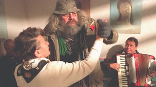 Ausgelassen tanzt Harry (Harry Rowohlt) zu Olafs (Franz Rampelmann, rechts) Ziehharmonika-Klängen.