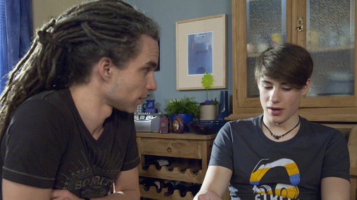 Aussprache zwischen Vater und Sohn: Momo (Moritz Zielke, links) will von Nico (Jeremy Mockridge) wissen, warum er sich nicht mit Caro versöhnt.