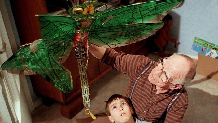 Backhaus (Heinz W. Krückeberg, re) und Tom (Johannes Scheit) träumen davon, mit einem Drachen davonzufliegen