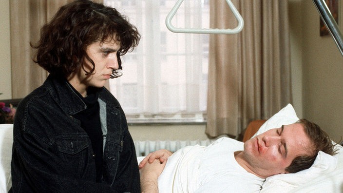 Beate (Susanne Gannott) besucht ihren lebensgefährlich verletzten Bruder (Georg Uecker) im Krankenhaus.