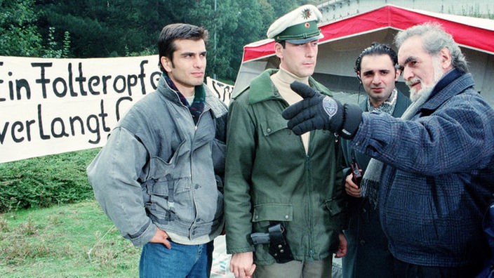 Beate (Susanne Gannott, rechts), Vasily (Hermes Hodolides, links) und Panaiotis (Kostas Papanastasiou) geben sich nicht so schnell geschlagen.