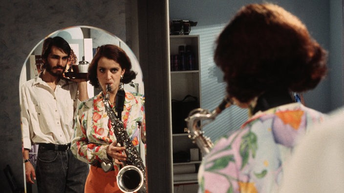 Beates (Susanne Gannott) Saxophonklänge locken Vasily (Hermes Hodolides) in den Friseursalon.
