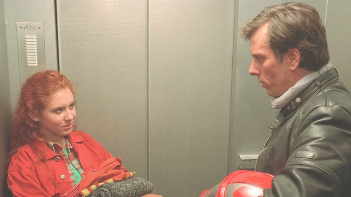 Bei einem Zusammentreffen im Aufzug herrscht zwischen Iffi (Rebecca Siemoneit-Barum) und Kurt (Michael Marwitz) verlegenes Schweigen.