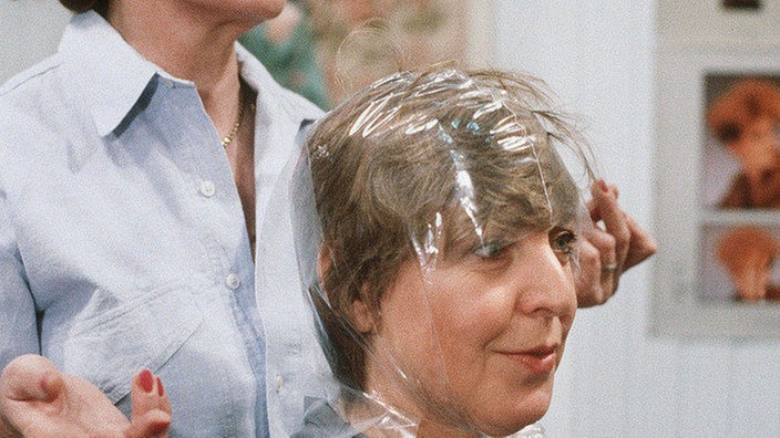 Helga Beimer (Marie-Luise Marjan) lässt sich im Friseursalon verwöhnen.