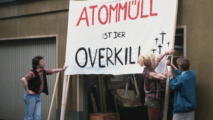 Benno (Bernd Tauber), Chris (Stefanie Mühle, Mitte) und Gabi (Andrea Spatzek) bereiten ein Transparent für die Anti-Atom-Demo vor.