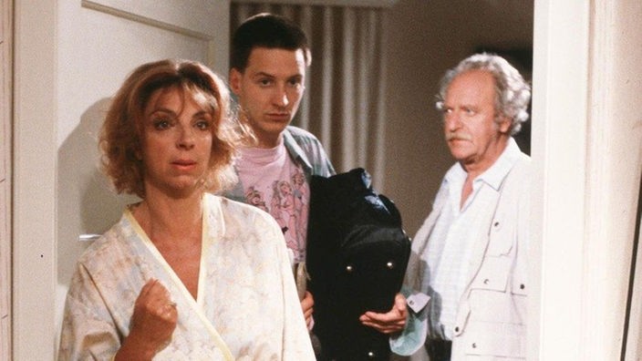 Berta (Ute Mora) holt Robert (Martin Armknecht) zu sich in die Wohnung - Gottlieb (Fritz Bachschmidt, rechts) ist sehr erstaunt.