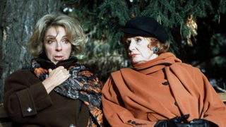 Berta (Ute Mora, links) warnt Amelie (Anna Teluren) eindringlich vor Onkel Franz.
