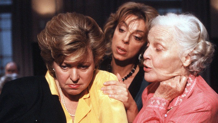 Berta (Ute Mora, Mitte) begleitet Helga (Marie-Luise Marjan, links) ins "Akropolis". Die neugierige Else (Annemarie Wendl) versucht von Helga Neuigkeiten zu erfahren.